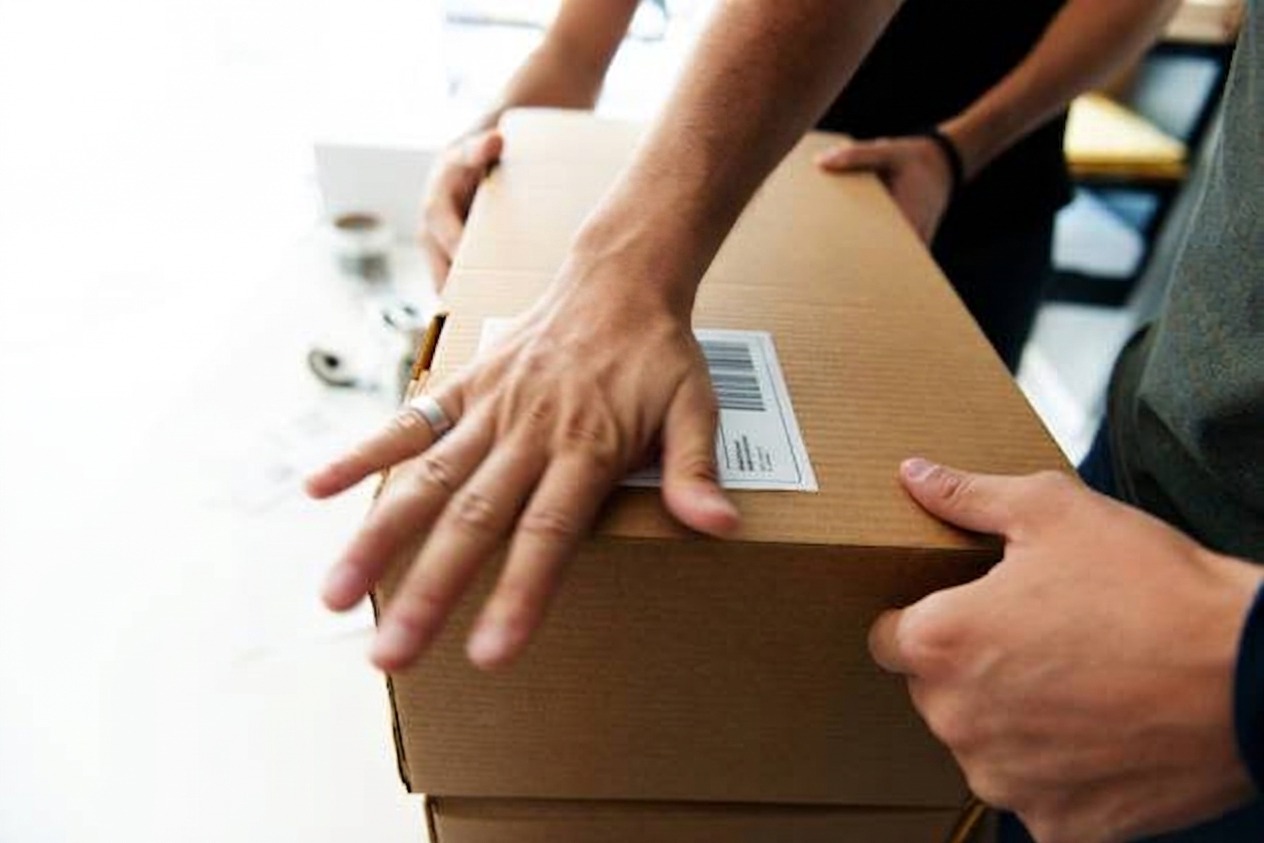 Karton wird für die Anlieferung ans Amazon-Fulfillment-Center verpackt